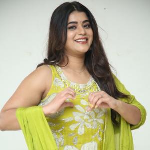 Yamini Bhasker – Elegant Fashion Portrait & Style Inspiration