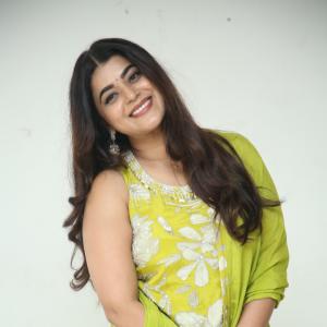 Yamini Bhasker – Elegant Fashion Portrait & Style Inspiration