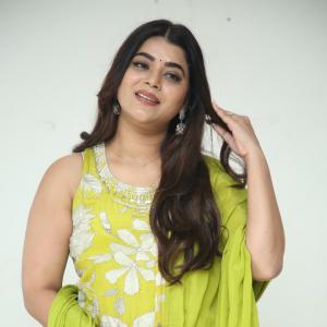 Yamini Bhasker – Elegant Fashion Portrait & Style Inspiration