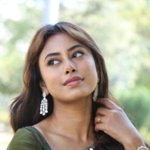 Elegant Green Saree Photoshoot – Classic Indian Fashion Style