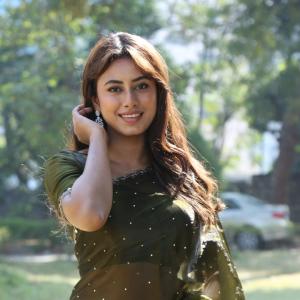 Elegant Green Saree Photoshoot – Classic Indian Fashion Style