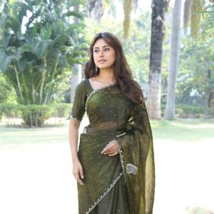 Elegant Green Saree Photoshoot – Classic Indian Fashion Style