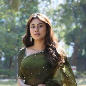 Elegant Green Saree Photoshoot – Classic Indian Fashion Style