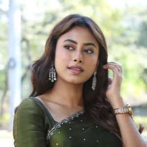 Elegant Green Saree Photoshoot – Classic Indian Fashion Style