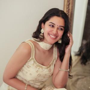 Mirnalini Ravi Looks Elegant in Cream Ethnic Outfit | Latest Photos & Style Highlights