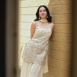 Mirnalini Ravi Looks Elegant in Cream Ethnic Outfit | Latest Photos & Style Highlights