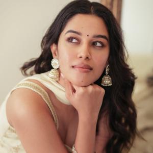 Mirnalini Ravi Looks Elegant in Cream Ethnic Outfit | Latest Photos & Style Highlights