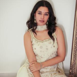 Mirnalini Ravi Looks Elegant in Cream Ethnic Outfit | Latest Photos & Style Highlights