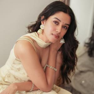 Mirnalini Ravi Looks Elegant in Cream Ethnic Outfit | Latest Photos & Style Highlights