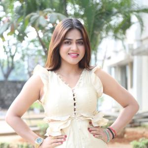 Aparna Mallik Outdoor Portrait in Cream Dress | Elegant Natural Light Photography
