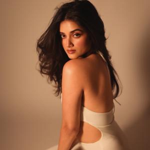 ActressA Stunning Fashion and Glamorous Look