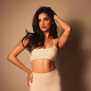 ActressA Stunning Fashion and Glamorous Look