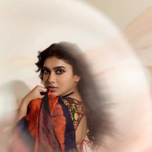 Dushara Vijayan Stuns In Elegant Saree With Flowing Multicolor Pallu