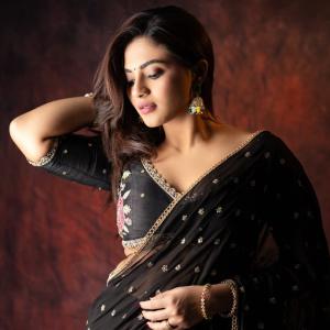 Nayan Sarika Looks Elegant in Black Embellished Saree