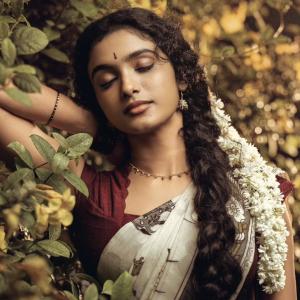 Roopa Kodavayur Looks Elegant in Traditional Saree With Jasmine Braid