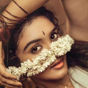 Roopa Kodavayur Looks Elegant in Traditional Saree With Jasmine Braid
