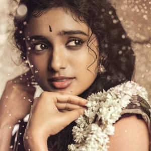 Roopa Kodavayur Looks Elegant in Traditional Saree With Jasmine Braid