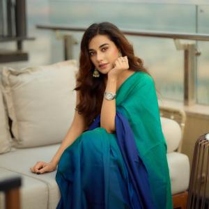 Stefy Patel Looks Elegant in Blue and Teal Saree