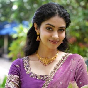 Manasa Varanasi Looks Graceful in Purple Traditional Attire