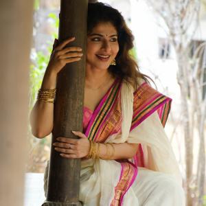 Ishwarya Menon Stuns in Elegant Off-White Saree Look
