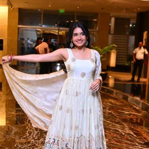 Samyukta Viswanathan Stuns in Elegant Ivory Traditional Look