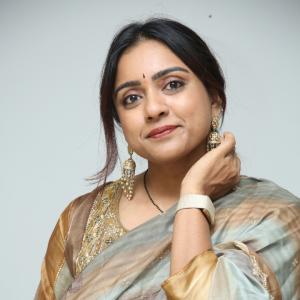 Vithika Sheru Looks Elegant in Earthy Traditional Ensemble