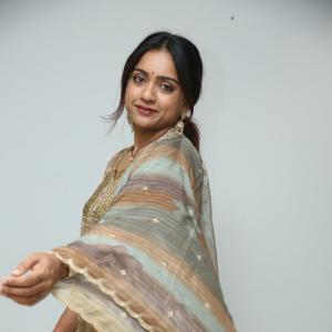 Vithika Sheru Looks Elegant in Earthy Traditional Ensemble