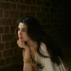 Kriti Shetty Stuns in Elegant Ivory Saree and Pearl Jewelry