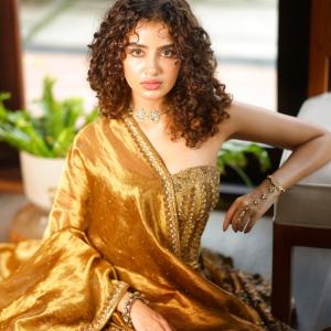 Anupama Parameswaran Stuns in Elegant Bronze-Gold Saree