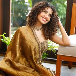 Anupama Parameswaran Stuns in Elegant Bronze-Gold Saree