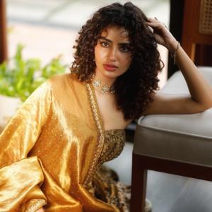 Anupama Parameswaran Stuns in Elegant Bronze-Gold Saree