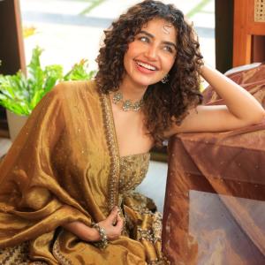 Anupama Parameswaran Stuns in Elegant Bronze-Gold Saree
