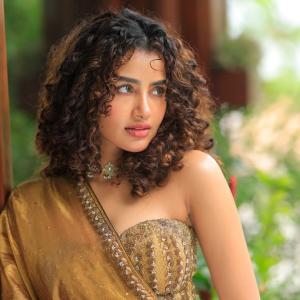 Anupama Parameswaran Stuns in Elegant Bronze-Gold Saree