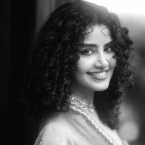 Anupama Parameswaran Stuns in Elegant Bronze-Gold Saree