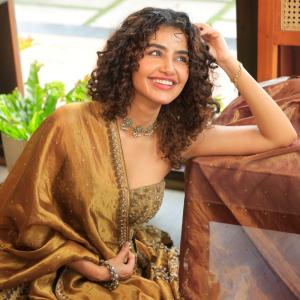 Anupama Parameswaran Stuns in Elegant Bronze-Gold Saree