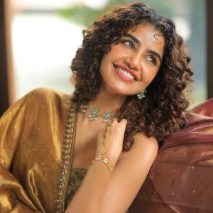 Anupama Parameswaran Stuns in Elegant Bronze-Gold Saree