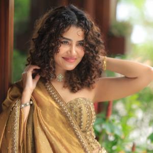 Anupama Parameswaran Stuns in Elegant Bronze-Gold Saree