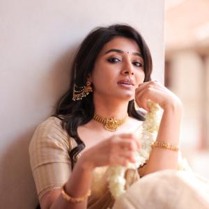 Mirna Menon Shines in Elegant Cream and Gold Saree Look