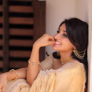 Mirna Menon Shines in Elegant Cream and Gold Saree Look