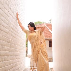 Mirna Menon Shines in Elegant Cream and Gold Saree Look