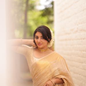 Mirna Menon Shines in Elegant Cream and Gold Saree Look