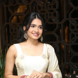 Samyukta Viswanathan Stuns in Elegant Ivory Traditional Look