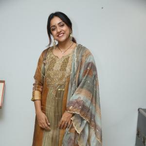 Vithika Sheru Looks Elegant in Earthy Traditional Ensemble
