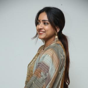 Vithika Sheru Looks Elegant in Earthy Traditional Ensemble