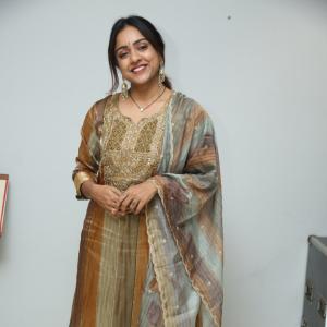 Vithika Sheru Looks Elegant in Earthy Traditional Ensemble