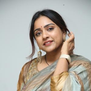 Vithika Sheru Looks Elegant in Earthy Traditional Ensemble