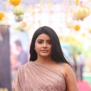 Actress Soumya Reddy Latest Photos