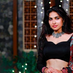 Actess Divi Vadthya Hot Photos