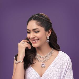 Actress Mrunal Thakur Latest photos