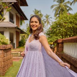 Actress Mrunal Thakur Latest photos